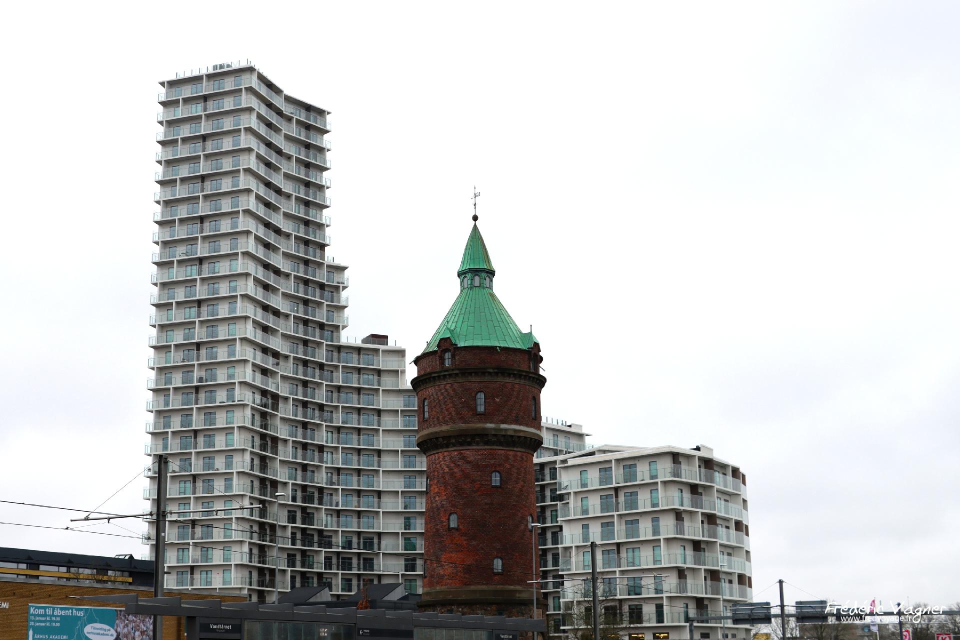 Le Château d'eau et l'immeuble