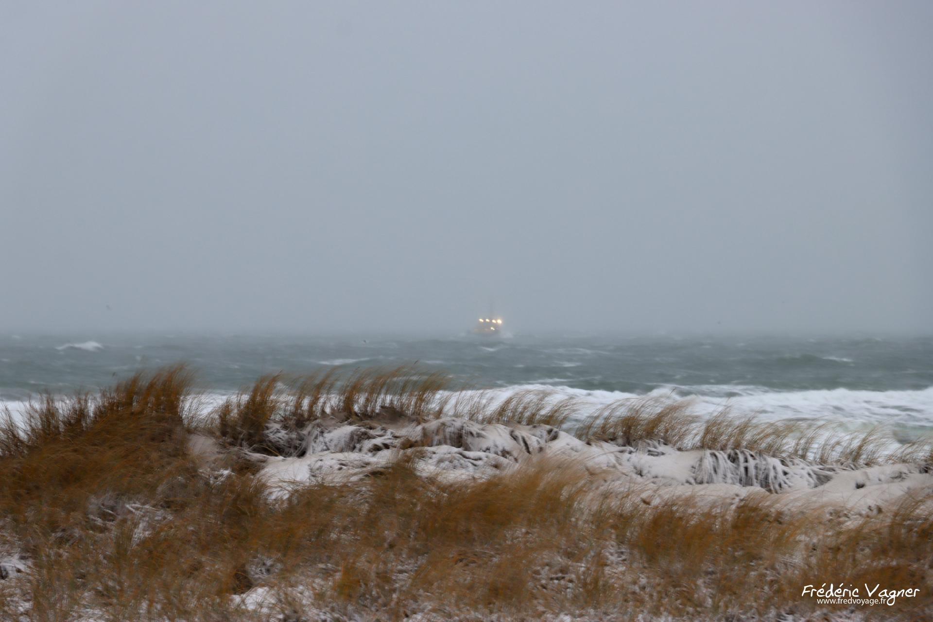 Bateau dans la mer agitée