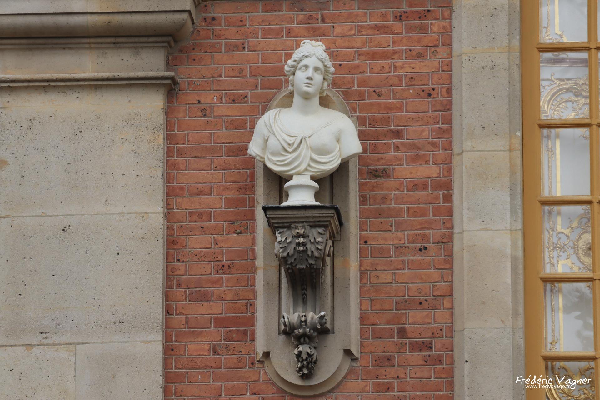 Buste sur la façade du Château