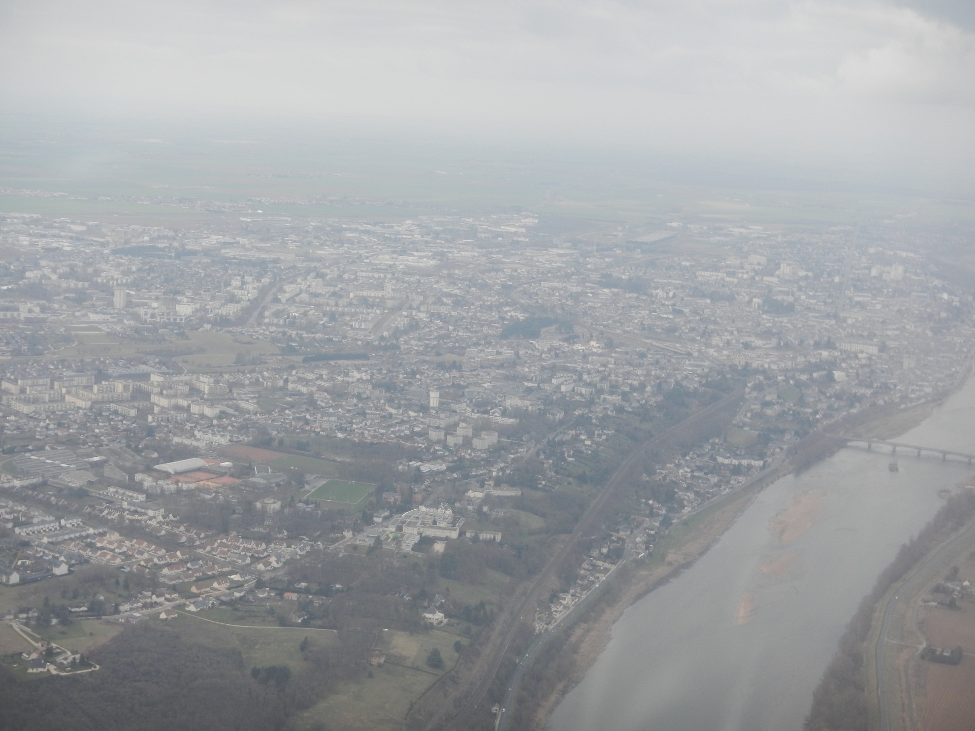 Blois sous une couche de nuages gris