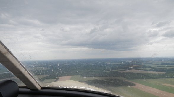 Nuages noirs à proximité de l'aérodrome