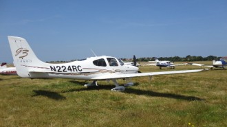 Parking à côté d'un Cirrus