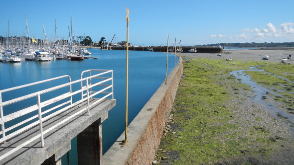 Digue du port de Perros-Guirec à marée basse