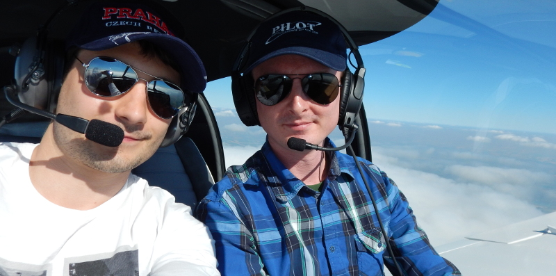 Dans l'avion, au-dessus des nuages